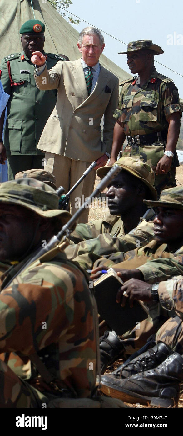 Le Prince de Galles lors de sa visite au camp d'entraînement militaire de Jaji Peacekeeper où l'armée nigériane s'entraîne avec le soutien du Royaume-Uni. Banque D'Images