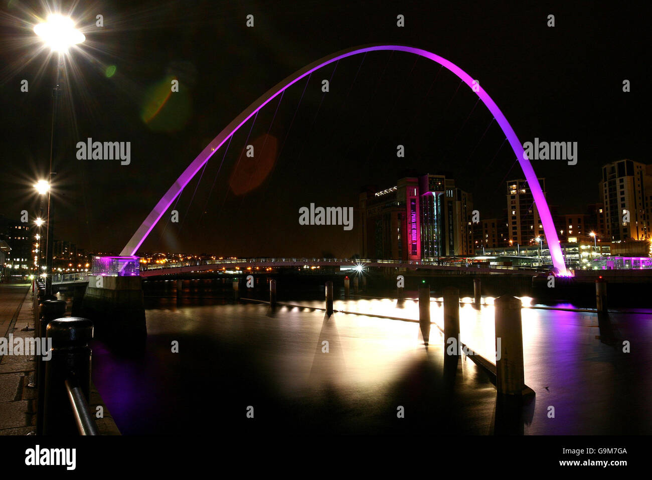 Le Millennium Bridge de Newcastle est éclairé d'une lueur magenta dans le cadre du premier Festival international de lumière de Gateshead, qui fait partie du festival d'hiver appelé Glow. Banque D'Images