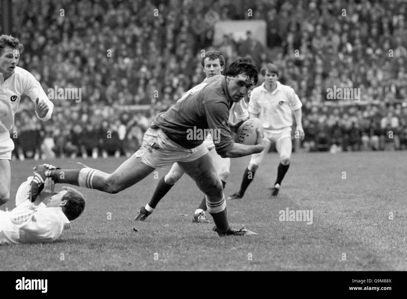 Roy Laidlaw (l) en Écosse ralentit Francis Haget en France attrapant sa cheville Banque D'Images