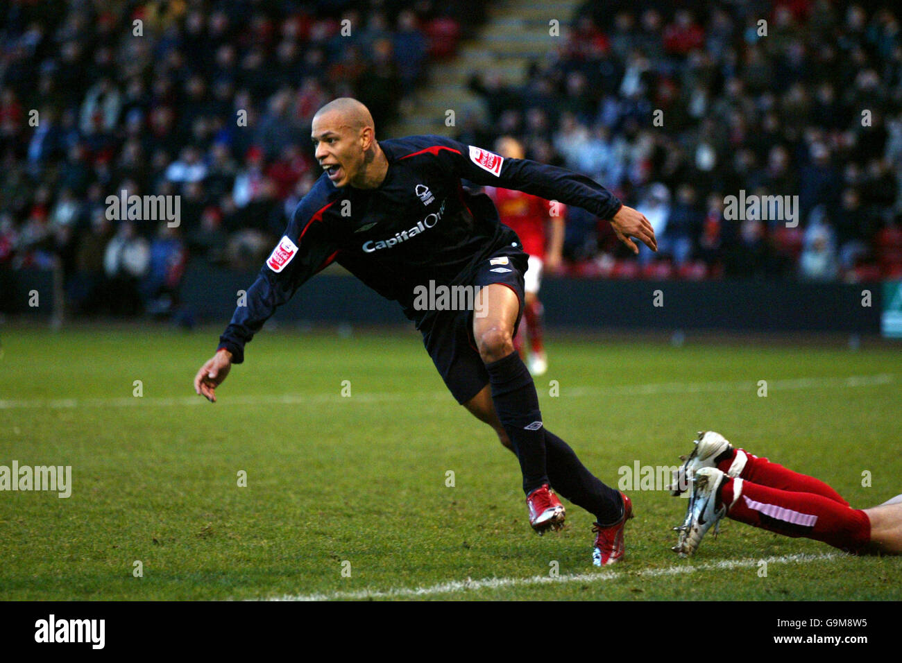 Football - Ligue 1 - Crewe Alexandra / Nottingham Forest - Gresty Road.Nathan Tyson de Nottingham Forrest se tourne pour célébrer pendant le match de la Ligue un contre Crewe à Gresty Road, Crewe. Banque D'Images
