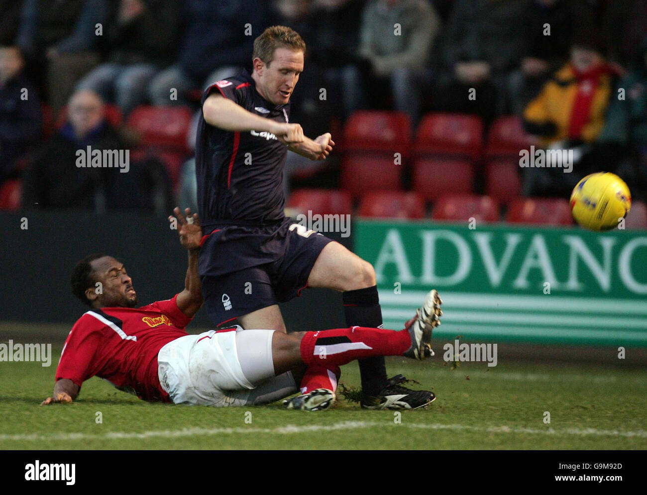 Football - Ligue 1 - Crewe Alexandra / Nottingham Forest - Gresty Road.John Curtis de Nottingham Forrest perd la balle à Rodney Jack de Crewe pendant le match de la Ligue un à Gresty Road, Crewe. Banque D'Images