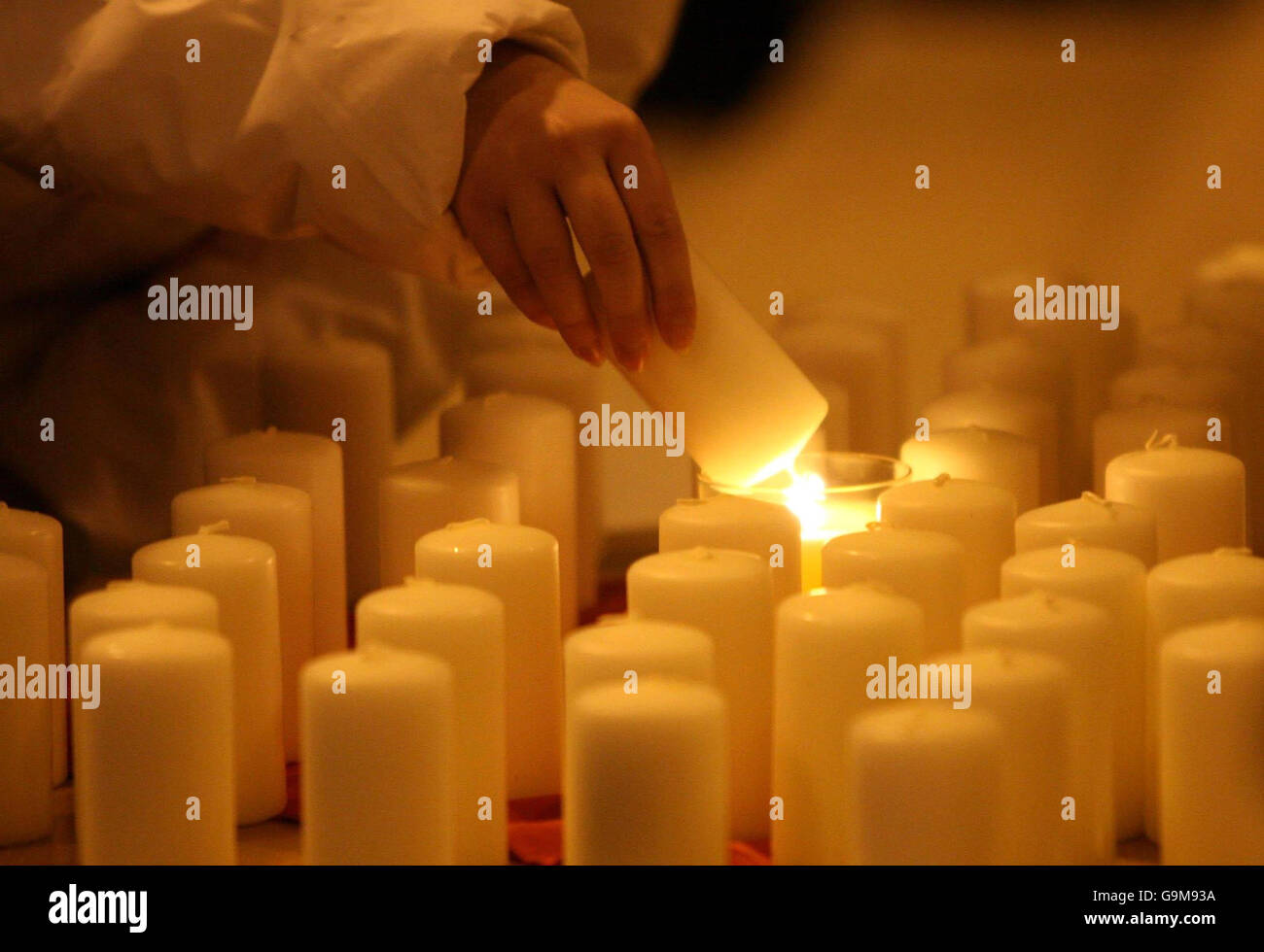 Les parents de ceux qui sont morts de la mort subite de coeur bougies  légères pendant un service commémoratif à l'église paroissiale de Monkstown  de l'Irlande de Dublin, pour les victimes de