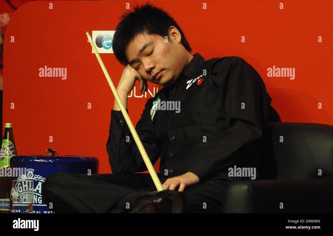 L'actuel champion britannique de Snooker Ding Junhui se détend lors de son match contre Ryan Day lors des championnats britanniques de Snooker de Maplin au York Barbican Center, York. Banque D'Images