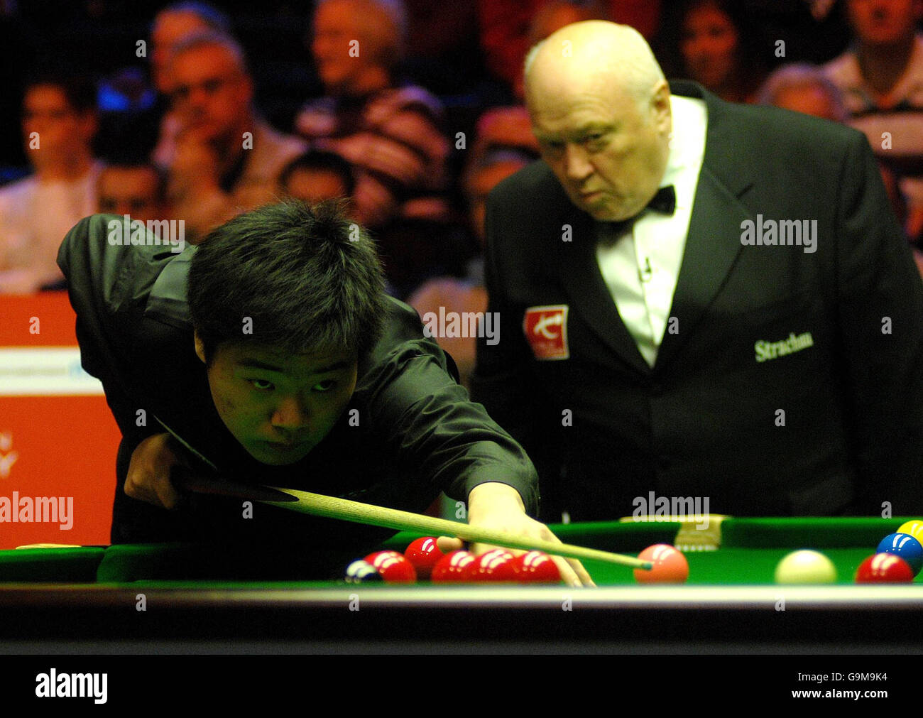 L'actuel champion britannique de Snooker Ding Junhui joue un tir observé par l'arbitre Pete Williamson lors de son match contre Ryan Day lors des championnats britanniques de Snooker de Maplin au York Barbican Center, York. Banque D'Images