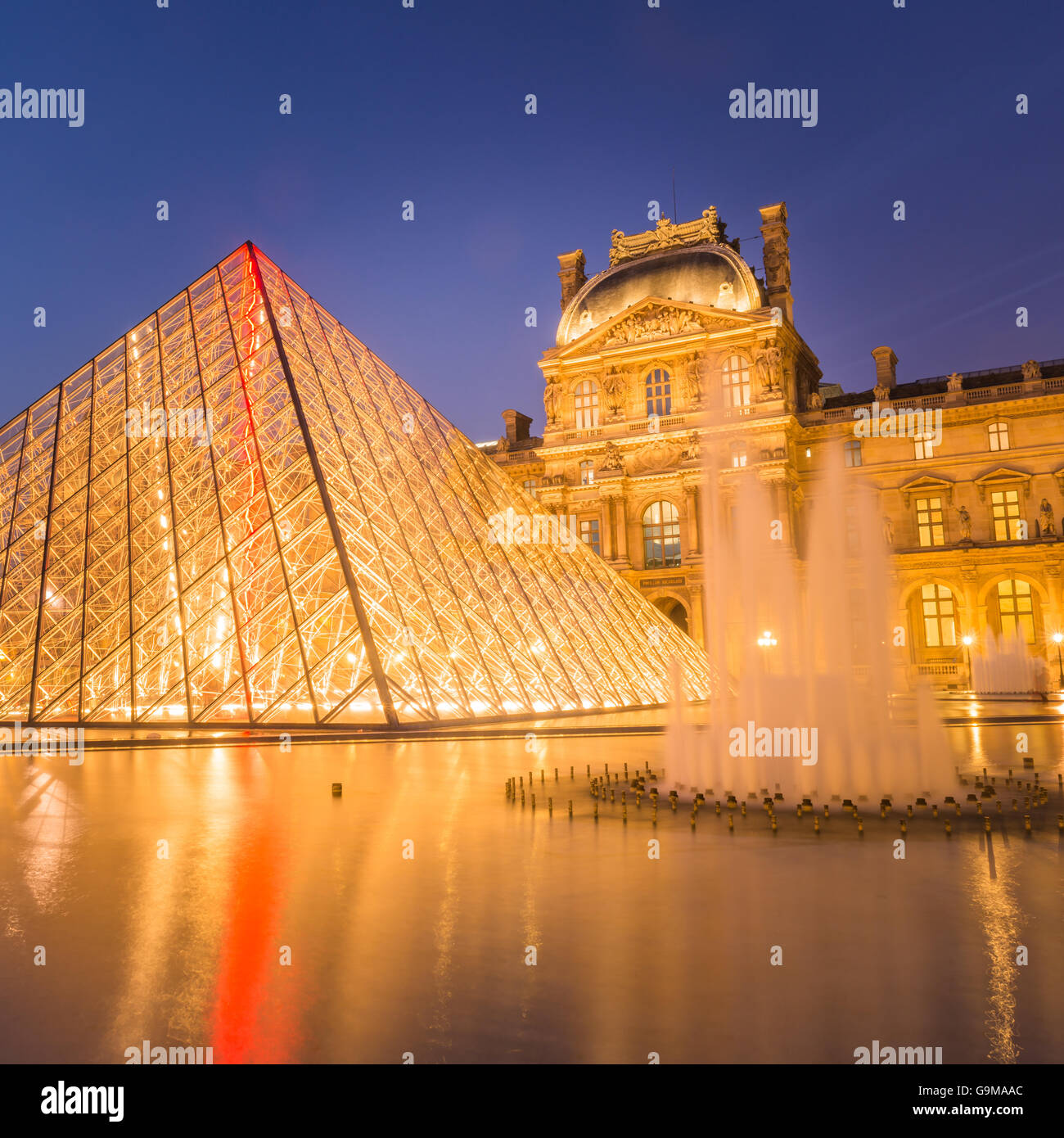 Voir la soirée de pyramide de verre au célèbre Musée du Louvre. Banque D'Images