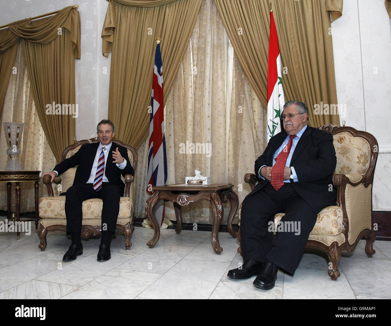 Le Premier ministre britannique Tony Blair (à gauche) rencontre le président irakien Jalal Talabani (à droite) dans la zone verte de Bagdad, en Irak. Banque D'Images