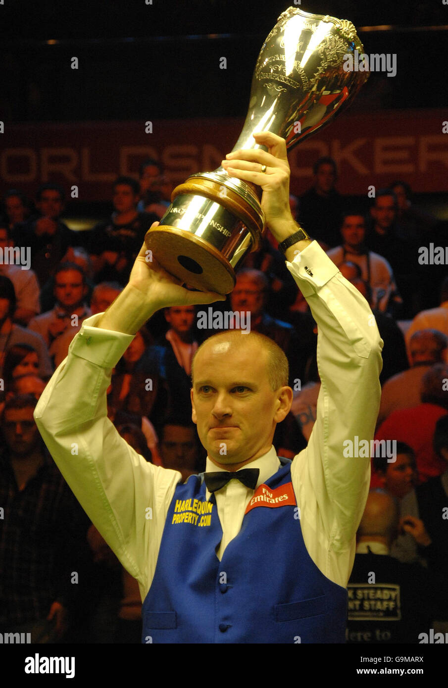 Peter Ebdon, en Angleterre, a remporté le trophée en douceur après avoir remporté le championnat britannique de snooker de Maplin à York. Banque D'Images