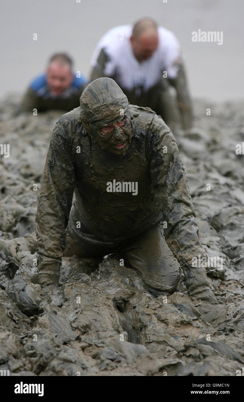 Les concurrents participent à la course Mad Maldon Mud 2006 qui s'est tenue à Maldon, Surrey. Banque D'Images