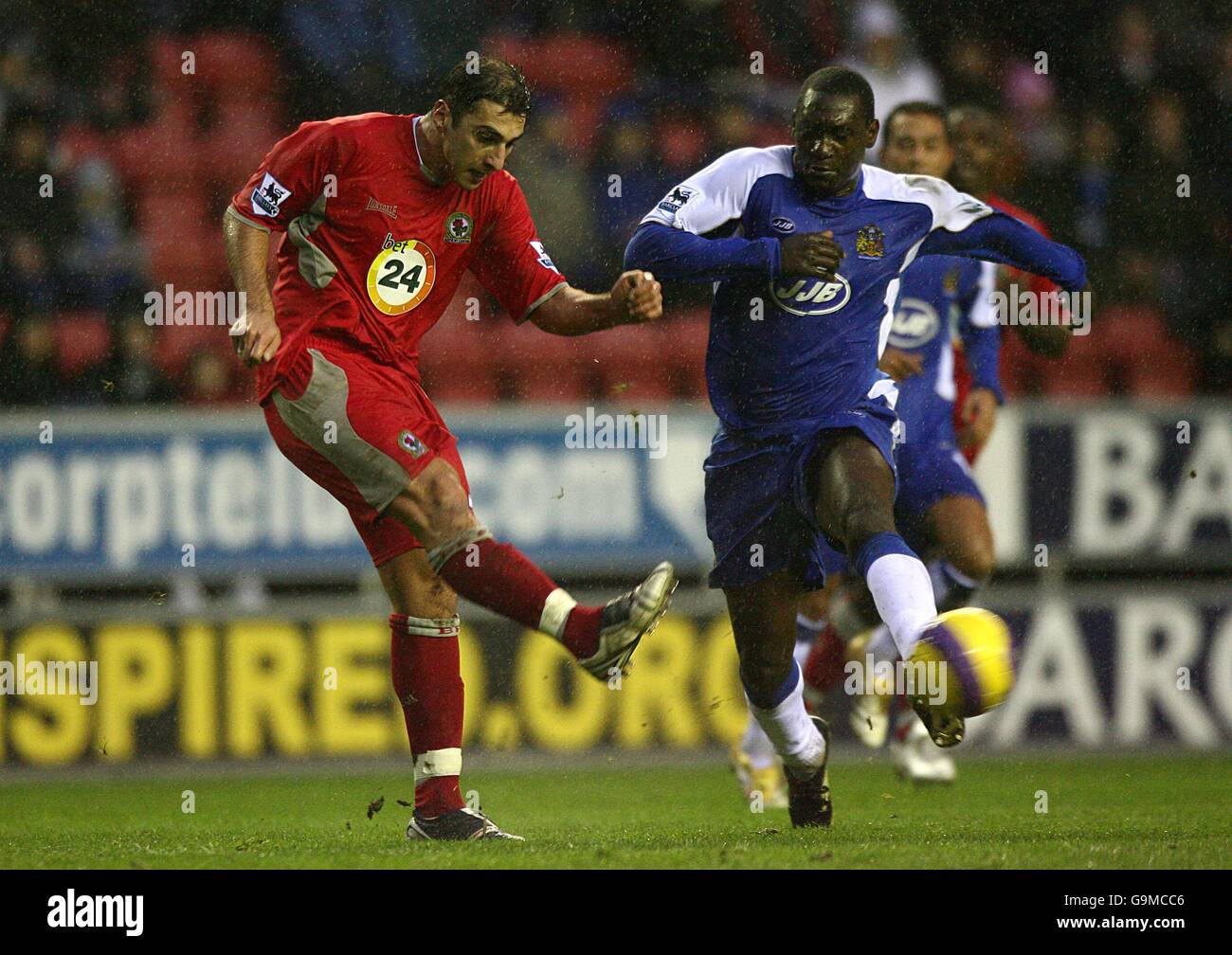 Soccer - FA Barclays Premiership - Wigan Athletic / Blackburn Rovers - le stade JJB.Zurab Khizanishvili de Blackburn Rovers et Emile Heskey de Wigan Athletic (à droite). Banque D'Images