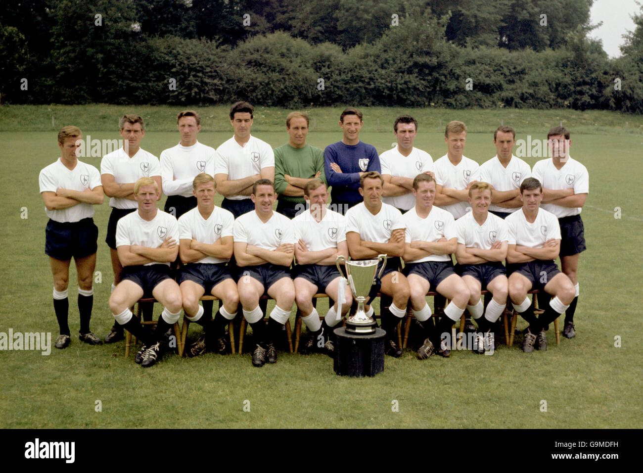 Équipe de Tottenham Hotspur 1963-64: (Au deuxième rang, l-r) Cliff Jones, Ron Henry, Mel Hopkins, Maurice Norman,John Hollowbread, Bill Brown, Bobby Smith, John White, Jimmy Greaves,John Smith; (première rangée, l-r) Frank Saul, Peter Baker, Dave Mackay,Danny Blanchflower, Tony Marchi, les Allen, Terry Dyson, Eddie Clayton Banque D'Images