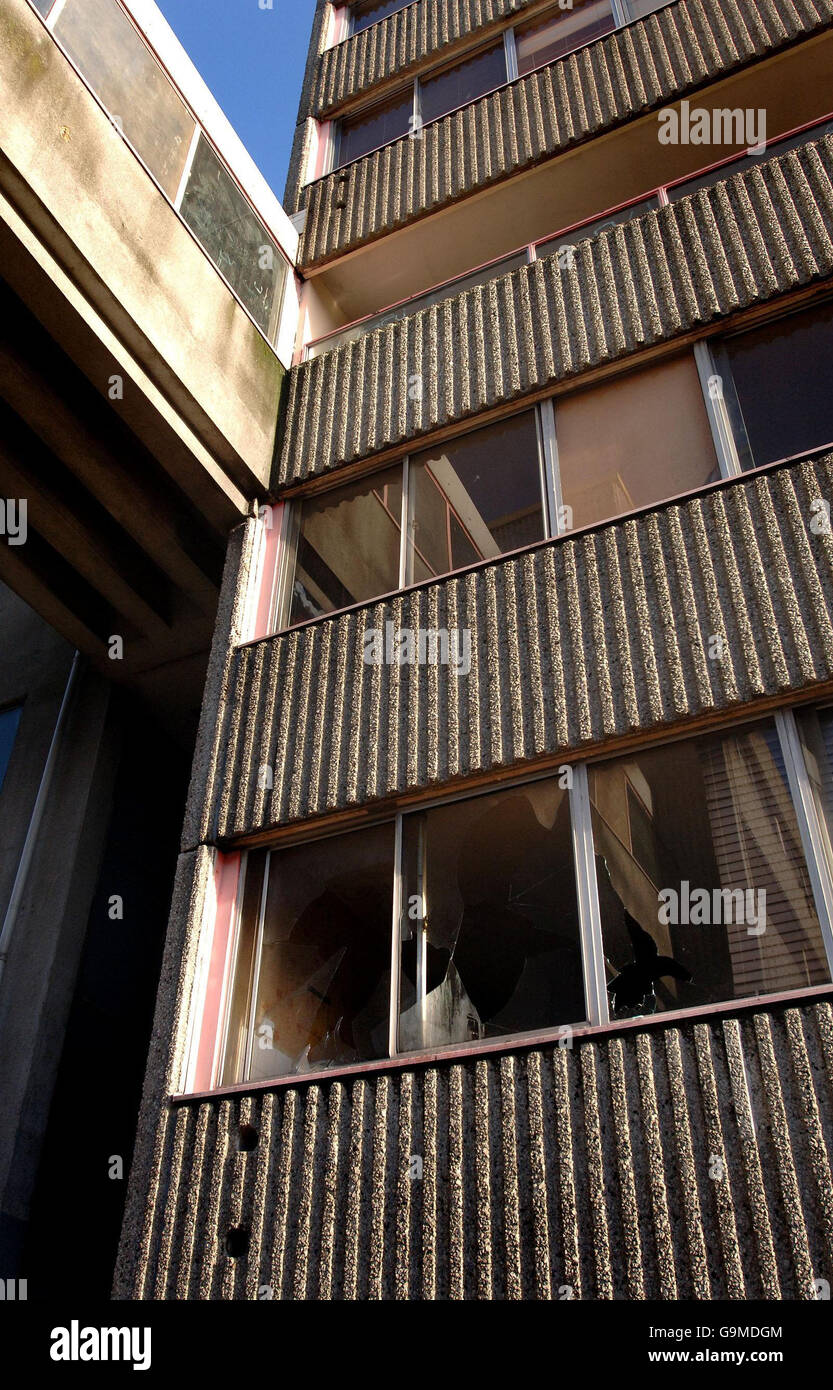 Vue sur un appartement délabré avec des fenêtres écrasées sur le domaine Ferrier à Kidbrooke, dans le sud-est de Londres. Banque D'Images