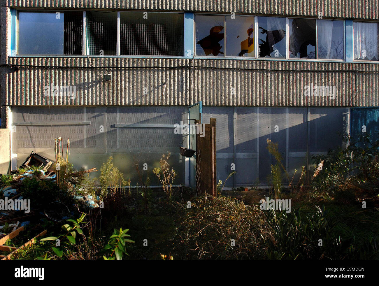 Stock de décomposition urbaine.Vue sur les appartements délabré avec fenêtres batsées sur le domaine Ferrier à Kidbrooke, sud-est de Londres. Banque D'Images
