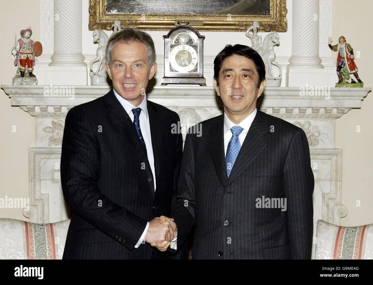 Le Premier ministre britannique Tony Blair, à gauche, tremble les mains avec le Premier ministre japonais Shinzo Abe avant le début de leur réunion au N° 10, Downing Street à Londres. Banque D'Images