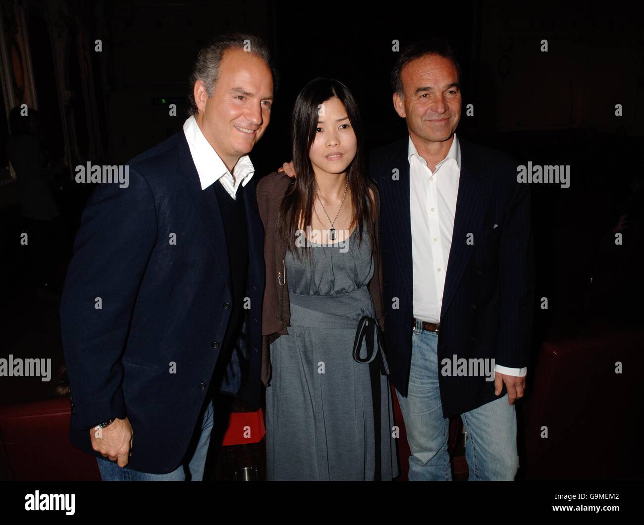 Charles Finch (à gauche) et la star du film ai Qin Lin arrivant avec le réalisateur Nick Broomfield pour une projection des avantages de « Ghosts » au cinéma électrique de Notting Hill, à l'ouest de Londres. Banque D'Images