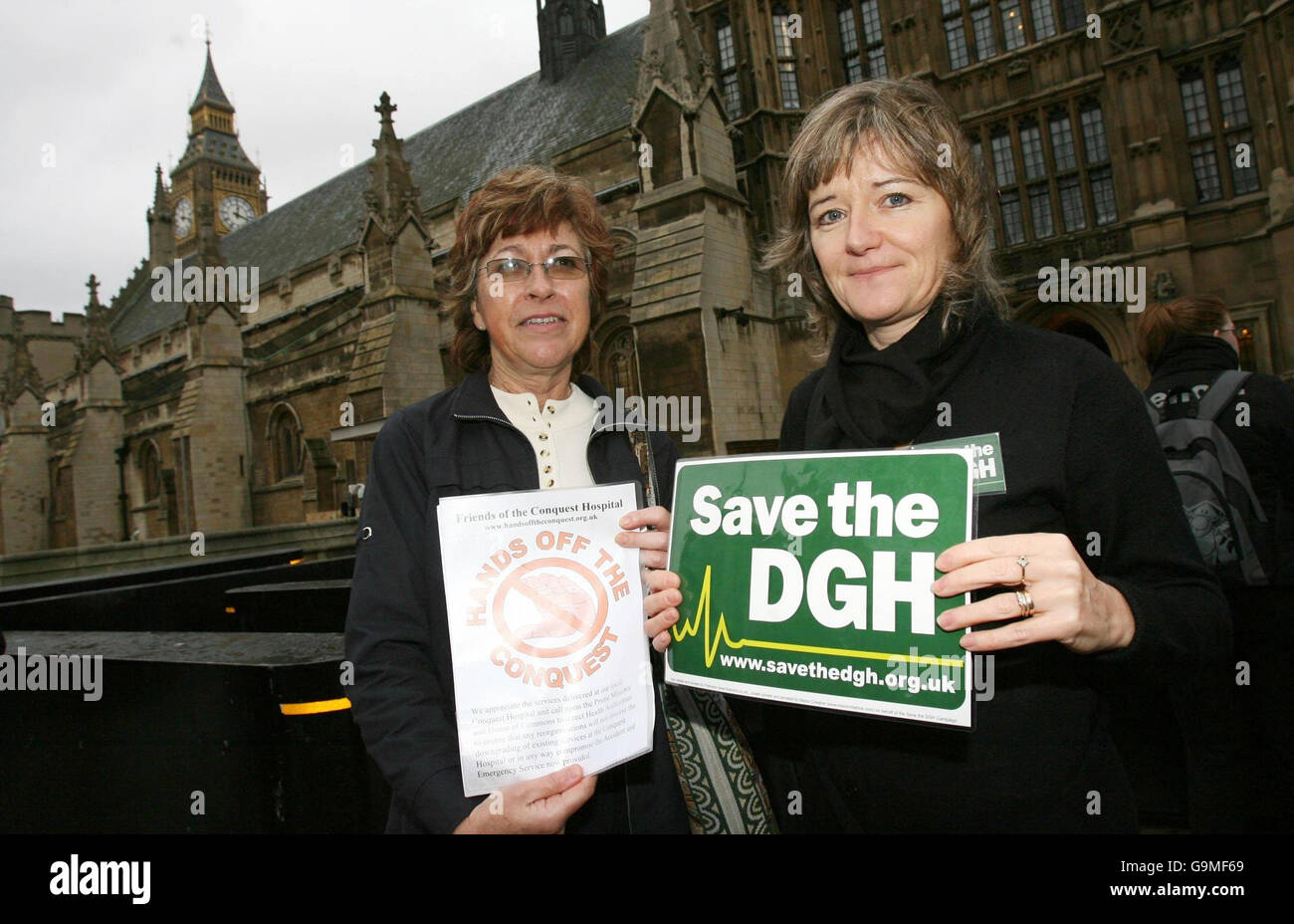 Les manifestants Margret Williams (à gauche) de Hastings et Liz Walke d'Eastbourne se tiennent devant le Parlement à Londres, où ils protestent pour maintenir l'ouverture des hôpitaux. Banque D'Images