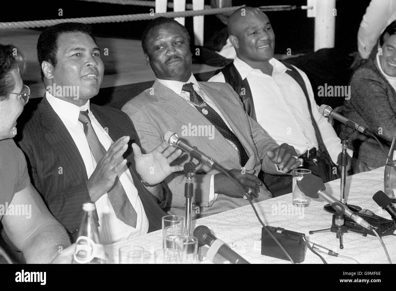 (G-D) les anciens champions du monde à poids lourd Muhammad Ali, Joe Frazier et George Foreman lors d'une conférence de presse pour faire connaître le lancement de la vidéo « Champions Forever », un hommage à leur carrière de combat Banque D'Images