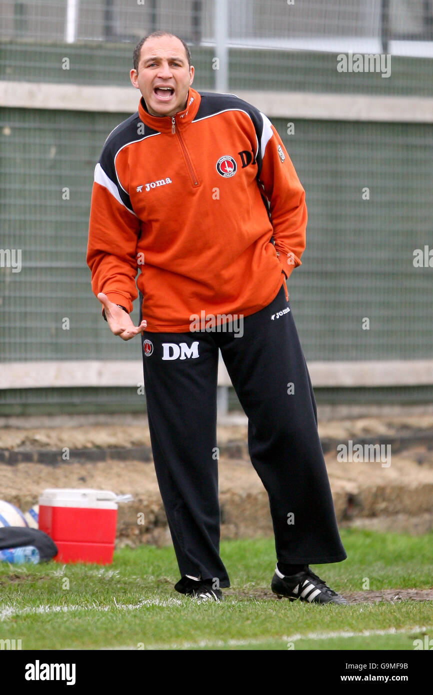 Soccer - Charlton Athletic Training - Sparrows Lane.Damian Matthew, entraîneur de jeunes de moins de 18 ans de Charlton Athletic Banque D'Images