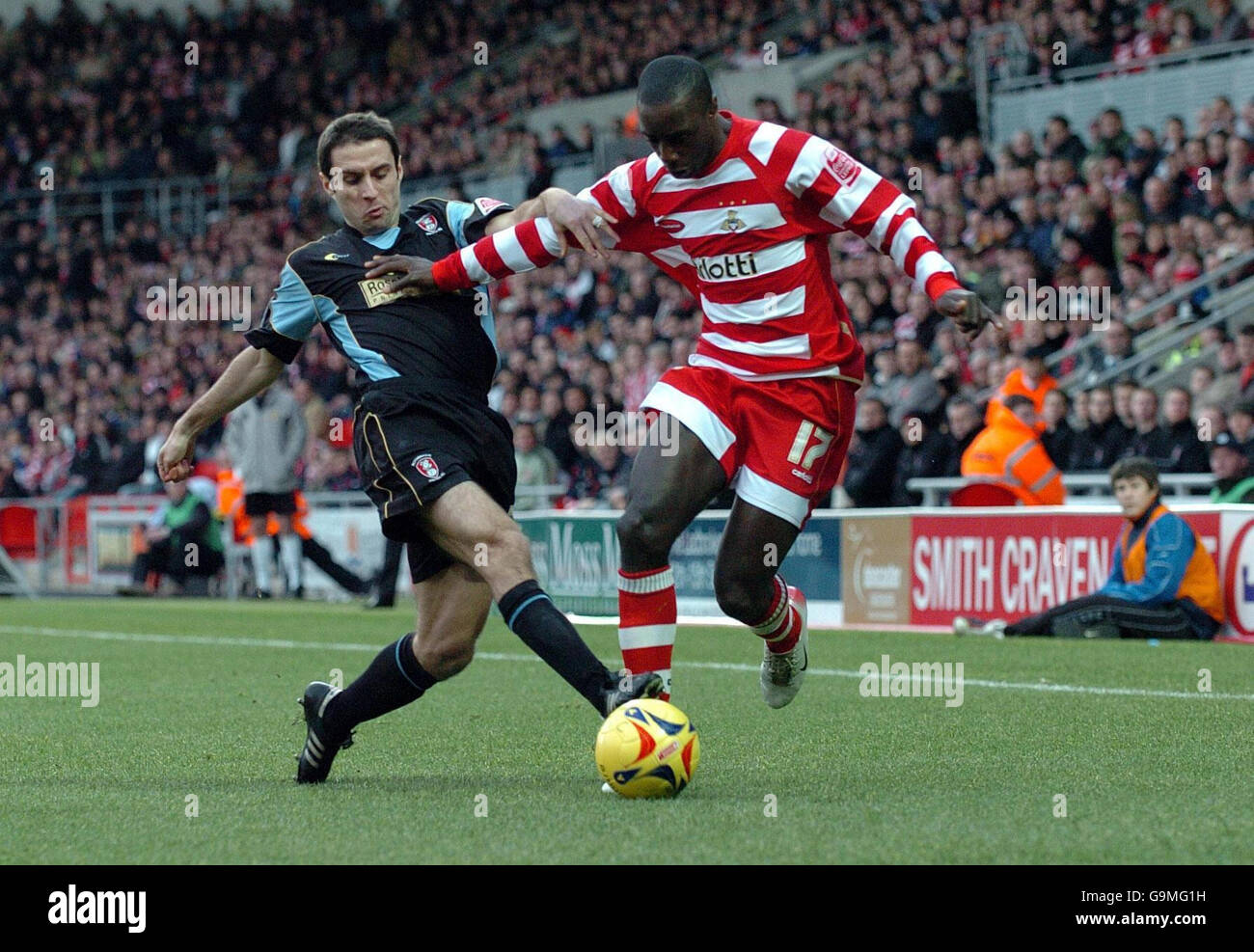 David Worrel de Rotherham (à gauche) défie Jonathan forte de Doncaster lors du match de la Coca Cola football League One au Keepmoat Stadium, Doncaster. Banque D'Images