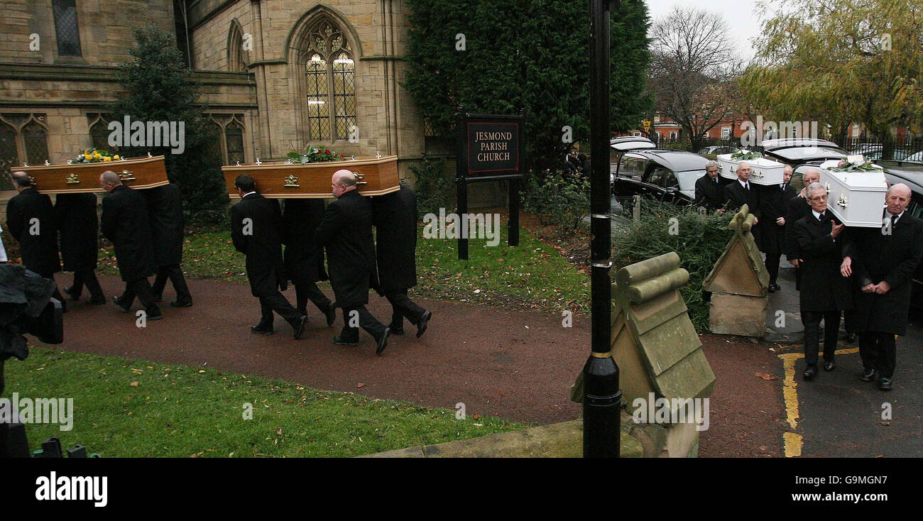 Les funérailles des quatre membres de la famille assassinés à leur domicile la semaine dernière ont lieu à l'église paroissiale de Jesmond, Newcastle upon Tyne. Banque D'Images