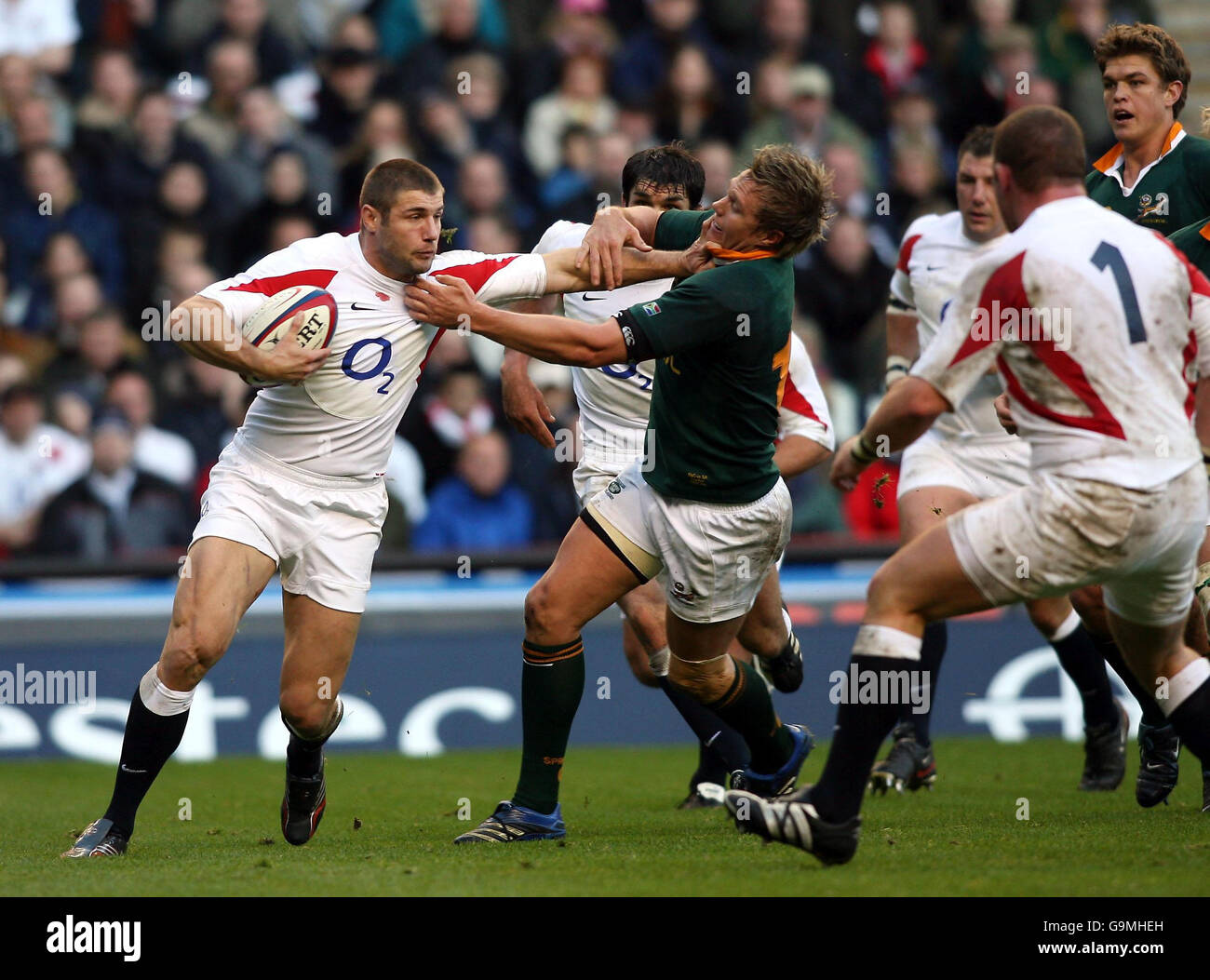 L'aile anglaise Ben Cohen (à gauche) est affrontée par Jean de Villiers d'Afrique du Sud lors du match international de Twickenham, Londres. Banque D'Images