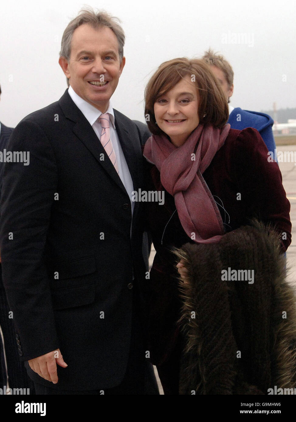 Le Premier ministre britannique Tony Blair avec son épouse Cherie lors d'une visite au HMS York lors du Sommet de l'OTAN à Riga, en Lettonie. Banque D'Images