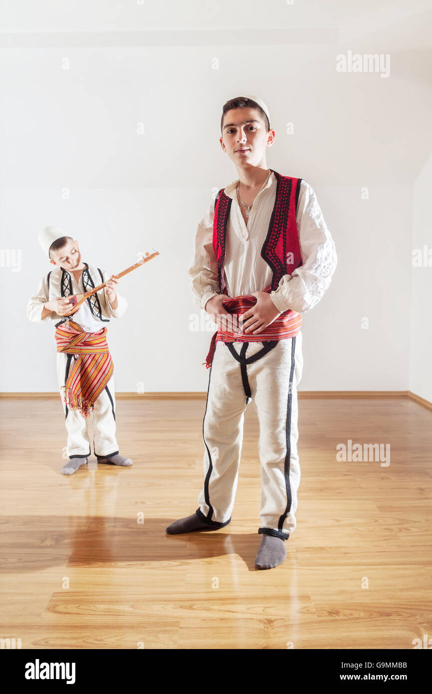 Les jeunes garçons dans les vêtements traditionnels de l'albanais Banque D'Images