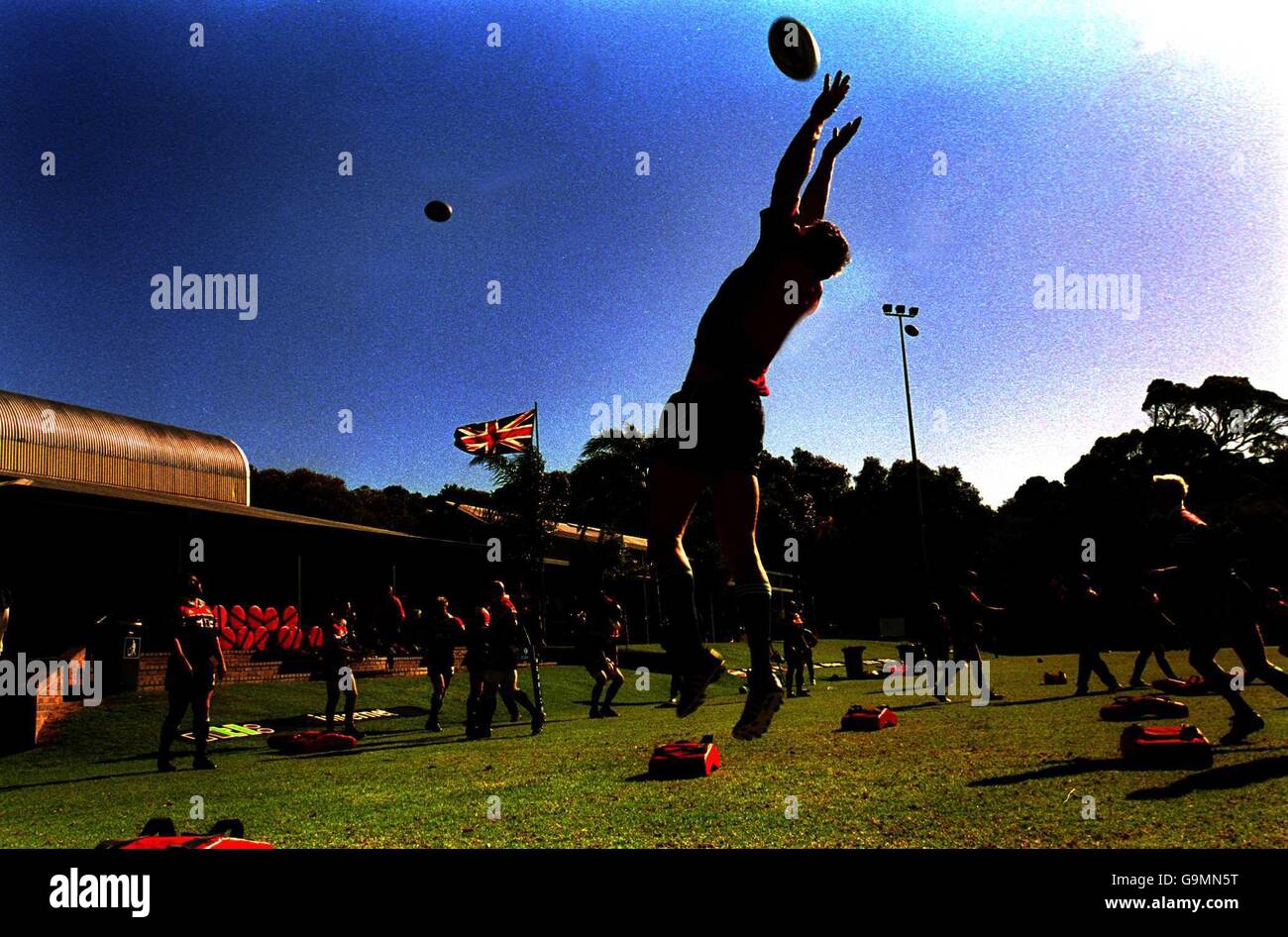 British Lions Tour 2001, entraînement à Perth.L'Union Jack s'éméprise sur les Lions britanniques lorsqu'ils s'entraînent au club de rugby des associés. Banque D'Images