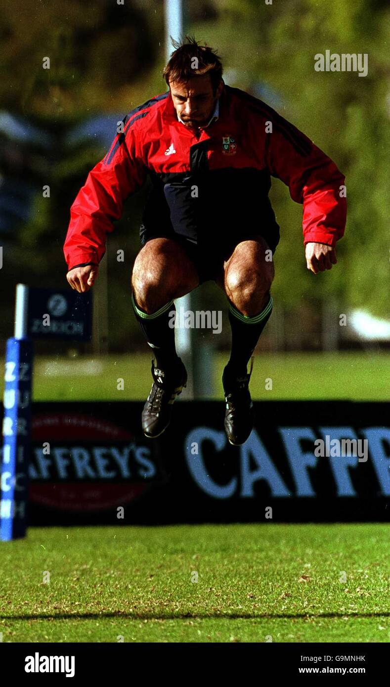 Les Lions britanniques Danny Grewcock se réchauffent pendant l'entraînement au club de rugby Associates. Banque D'Images