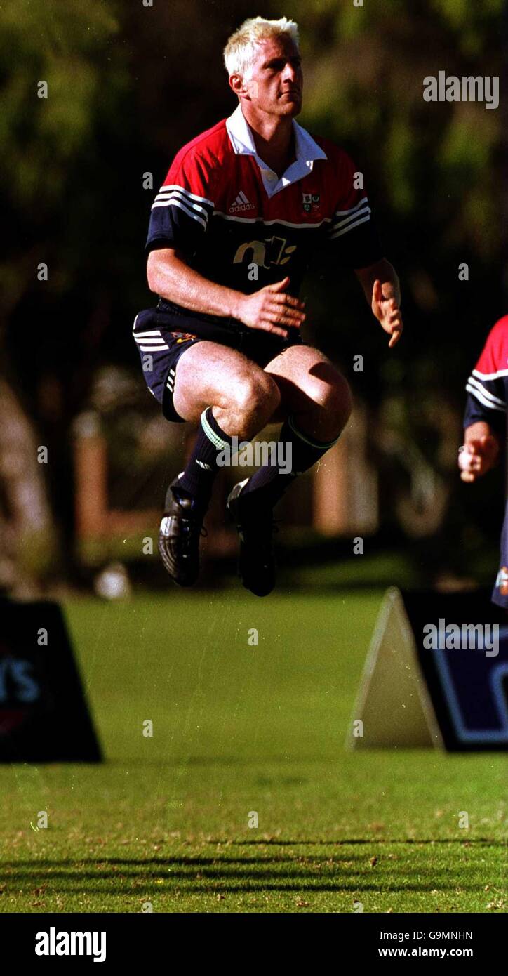 British Lions Tour 2001, entraînement à Perth.Les Lions britanniques vont se réchauffer pendant l'entraînement au club de rugby Associates. Banque D'Images