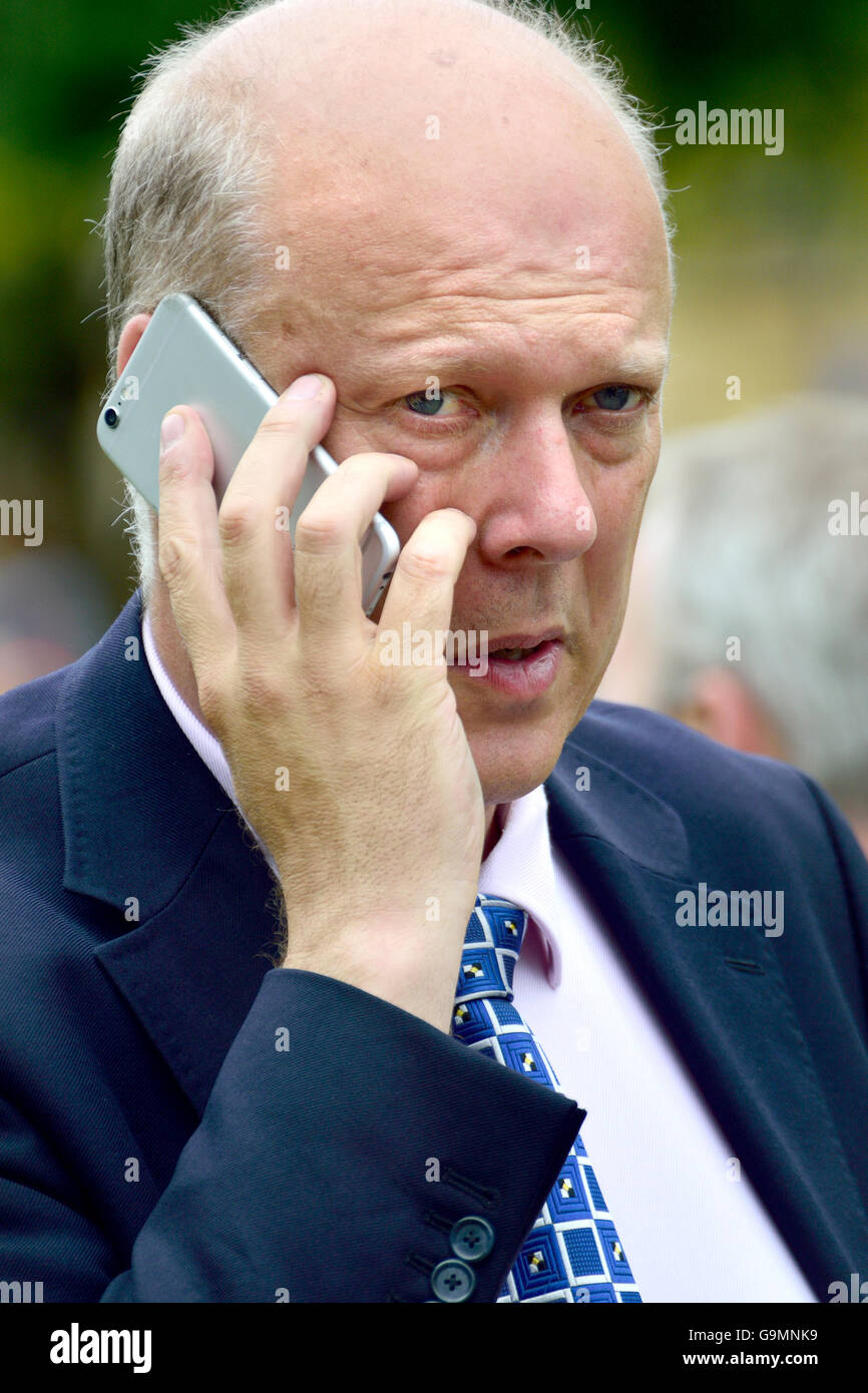 Chris Grayling MP (Conservateur : Epsom et Ewell), maintenant secrétaire aux Transports, sur College Green, Westminster, Juin 2016 Banque D'Images