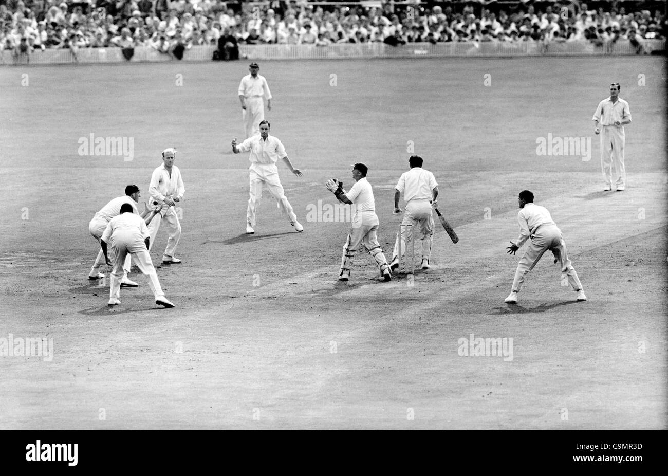 Ken MacKay (troisième r) d'Australie Est pris par Alan Oakman (l), un joueur d'Angleterre, au large du bowling De Jim Laker (r) pour un canard Banque D'Images