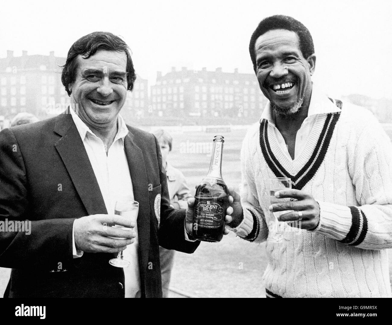 Fred Trueman (l), de la vieille Angleterre, partage une bouteille de champagne Avec Gary Sobers (r) de Old World XI après le match Banque D'Images