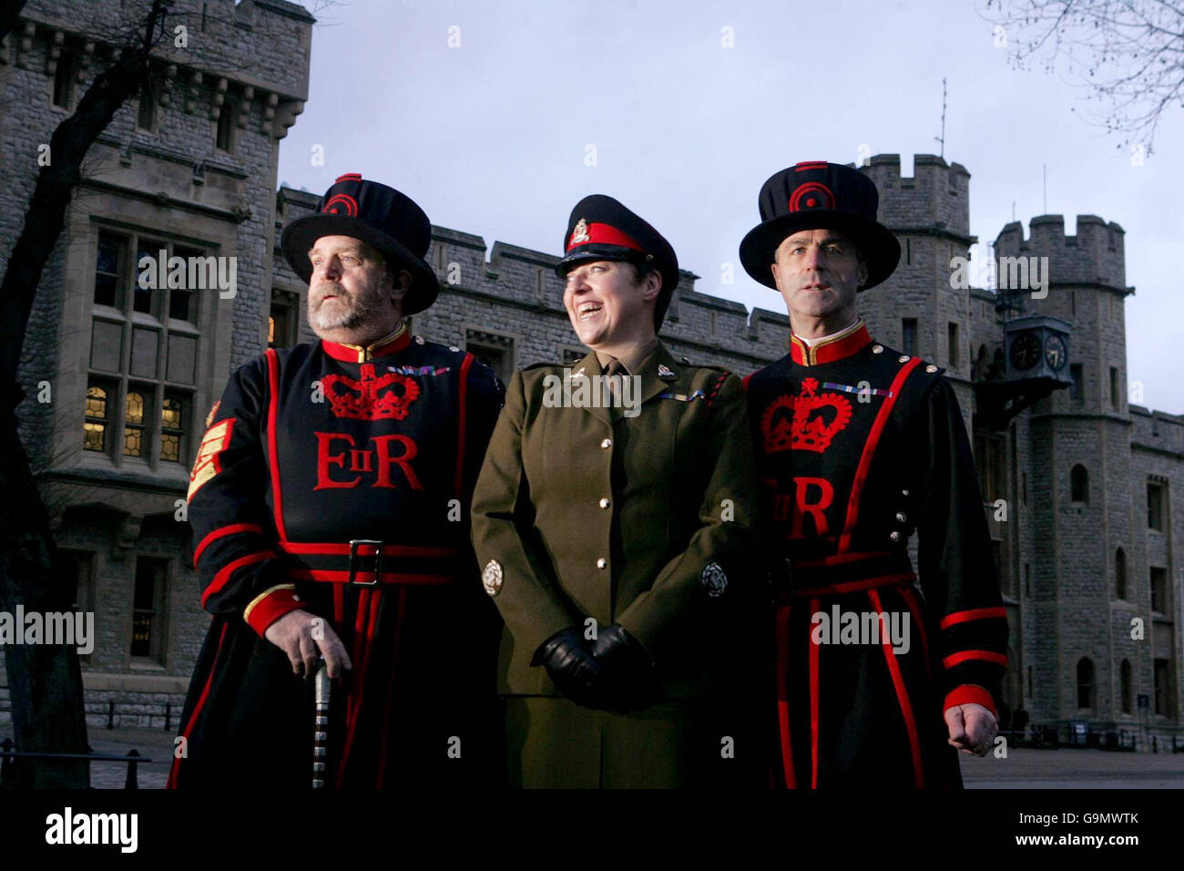 Moira Cameron, (au centre) la première femme Yeoman Warder (Beefeater), est dévoilée à la Tour de Londres aux côtés de Cheif Yeoman Warder John Keohane (à gauche) et Yeoman jailer Vic Lucus. Banque D'Images