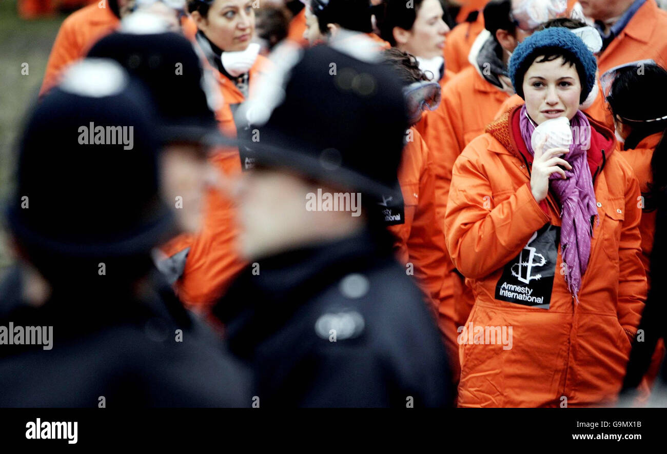 Des manifestants d'Amnesty International dans des procès de chaudière orange protestent devant l'ambassade américaine de la place Grosvenor à Londres pour marquer le cinquième anniversaire de l'ouverture du centre de détention de Guantanamo à Cuba. Banque D'Images