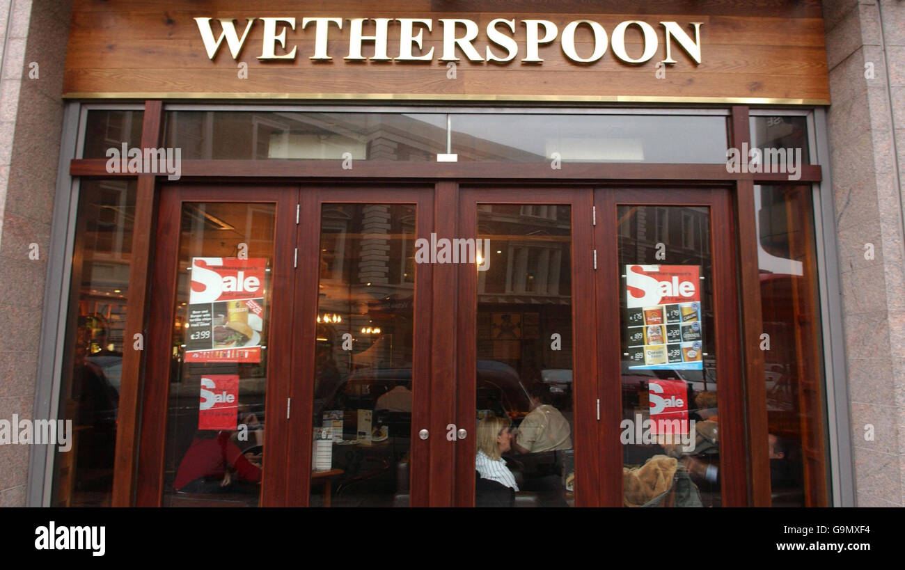 Vue générale sur un pub de Wetherspoon près d'Oxford Street à Londres. Banque D'Images