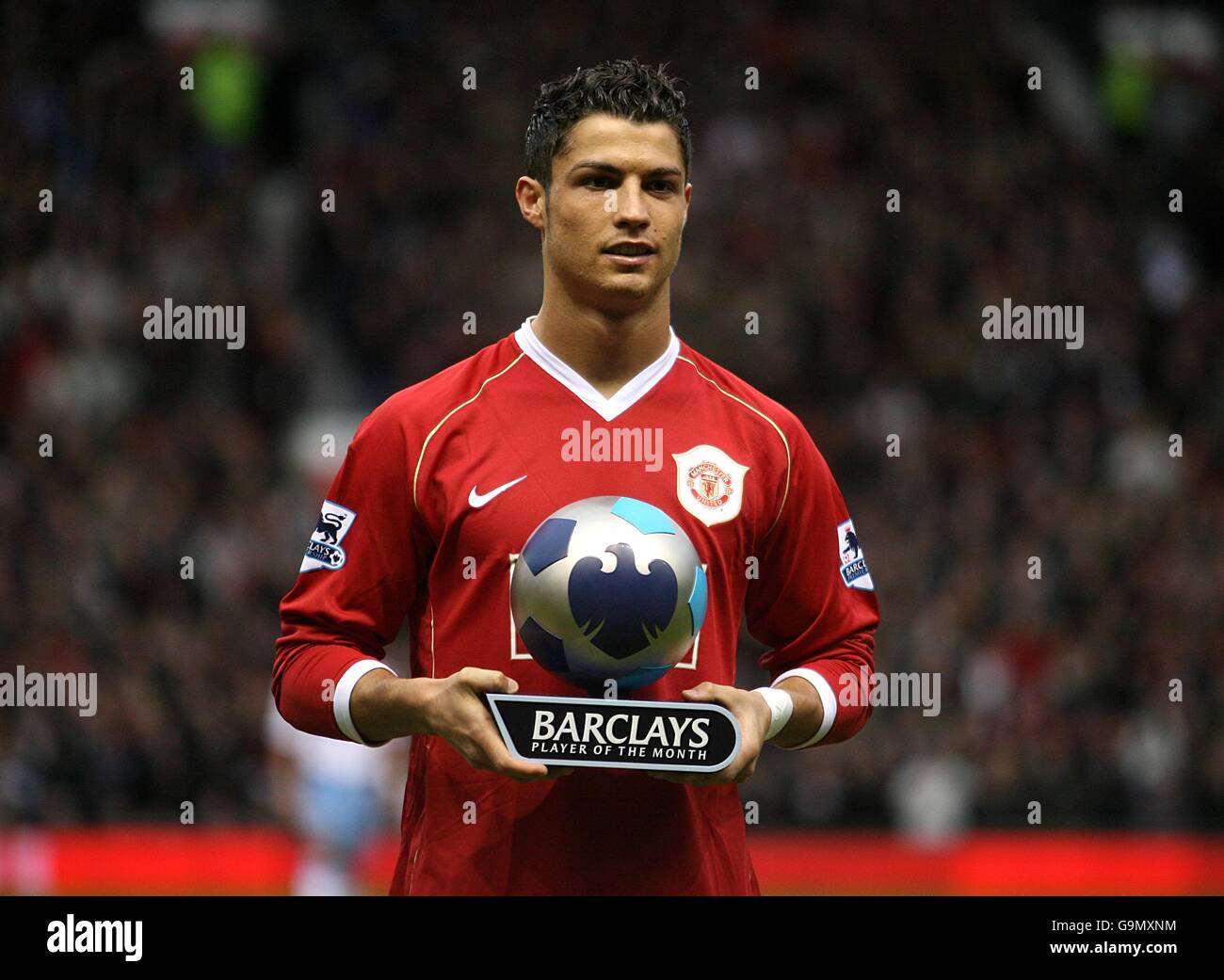 Football - FA Barclays Premiership - Manchester United / Aston Villa - Old Trafford.Cristiano Ronaldo de Manchester United avec son Barclays Player of the Month Award Banque D'Images