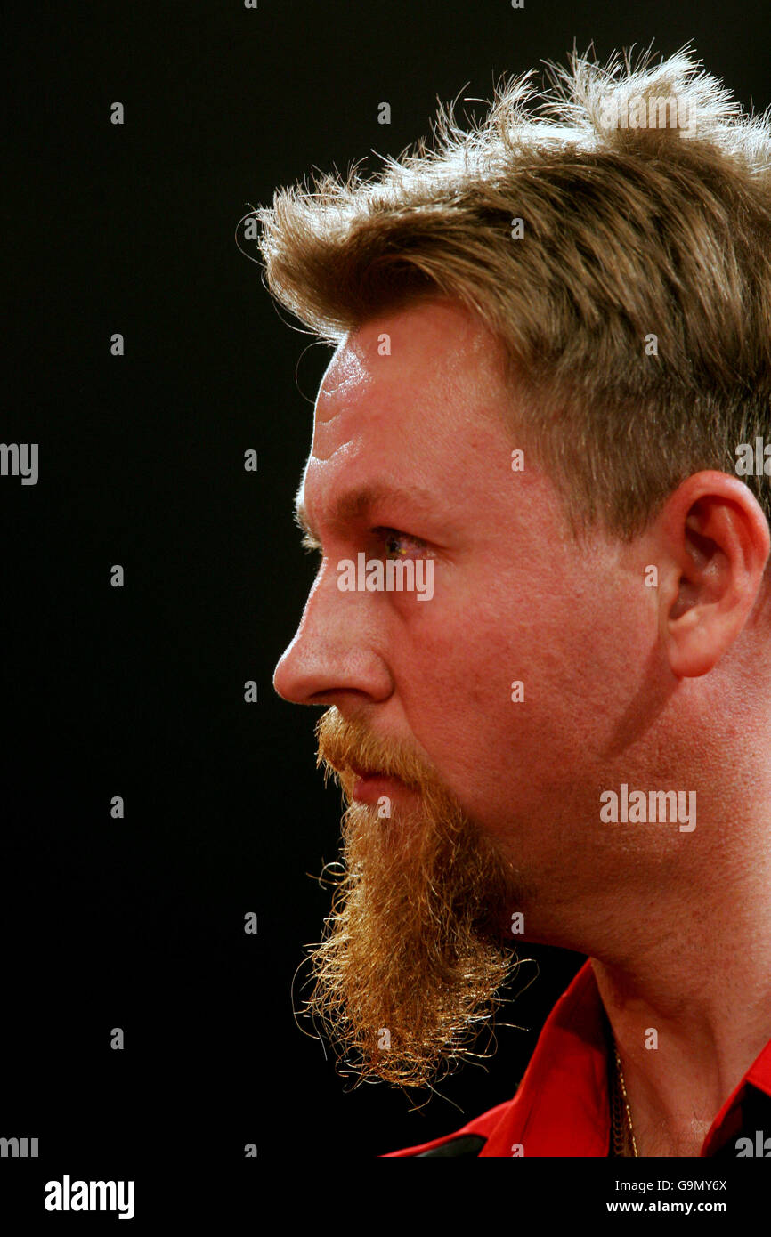 Fléchettes - Lakeside World Professional Darts Championship 2007 - Frimley Green. Simon Whitlock en action en Australie Banque D'Images