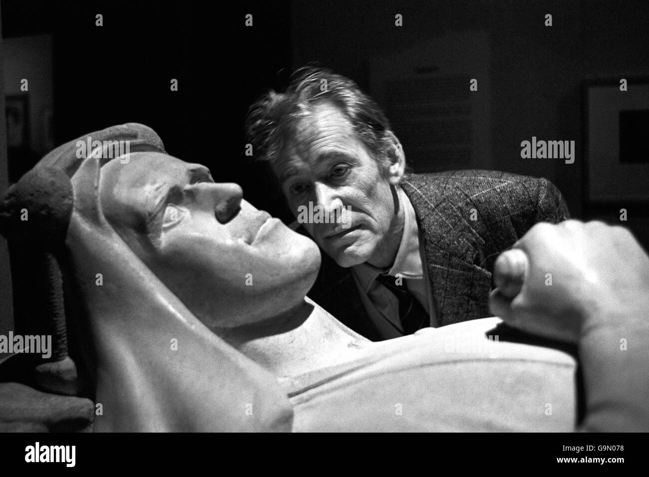 L'acteur Peter O'Toole voit une coulée de ciment du portrait de T.E Lawrence d'Eric Kennington au National Portrait Gallery de Londres, avant l'ouverture d'une exposition pour marquer le centenaire de sa naissance en 1888.O'Toole a donné une représentation mémorable sous le nom de Lawrence dans le film de 1962 « Lawrence d'Arabie ». Banque D'Images