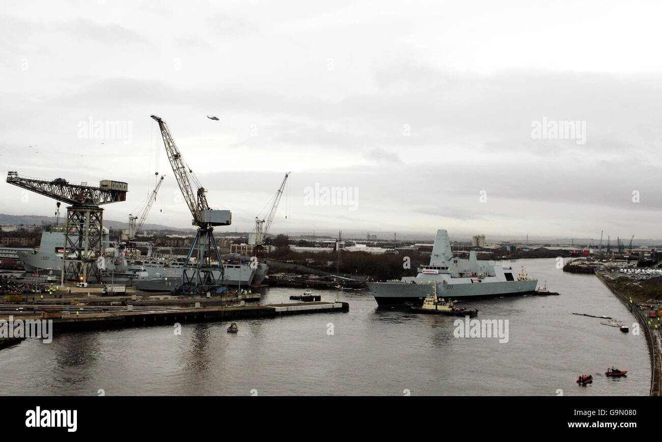 Le dernier navire de guerre à la fine pointe de la technologie, le HMS Dauntless, le deuxième de la nouvelle classe de la Marine royale de type 45 de Destroyers de guerre anti-aérienne, est lancé à partir du chantier naval BAE Systems à Govan, sur le Clyde à Glasgow. Banque D'Images