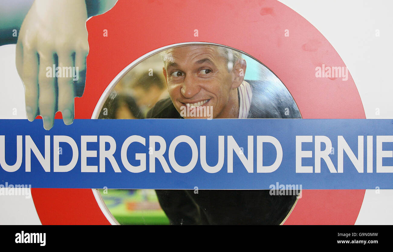 L'ancien capitaine d'Angleterre Gary Lineker apparaît avec Underground Ernie le jour de l'ouverture de la foire aux jouets à Excel, dans l'est de Londres. Banque D'Images