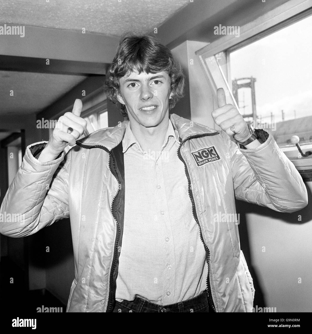 Michael Lee, qui est devenu le plus jeune champion du monde d'Angleterre en gagnant deux points à l'événement Speedway World, est arrivé à l'aéroport de Londres Heathrow. Banque D'Images