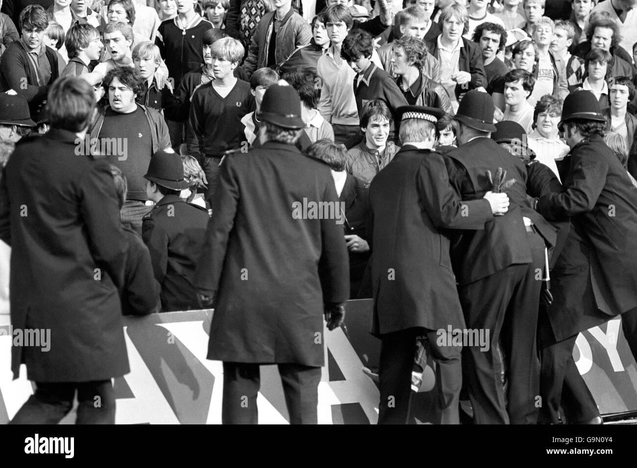 Football - Ligue de football Division 2 - Chelsea / Leeds United - Stamford Bridge. La police se déplace pour apaiser les ennuis de la foule Banque D'Images