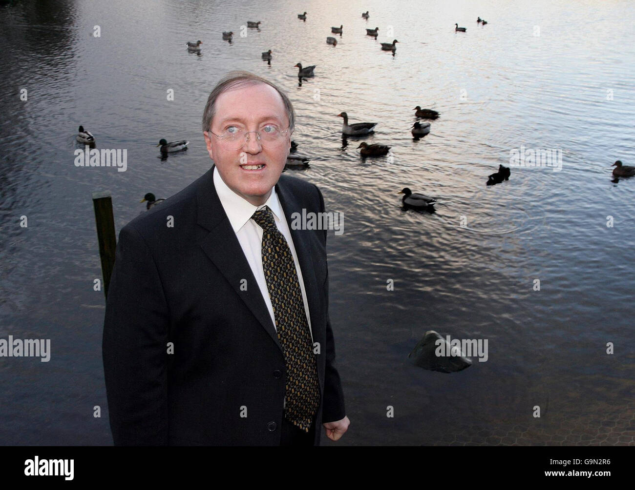 Le Dr John Sweeney se tient près d'un étang au centre ECOS de Ballymena, où il a assisté à une conférence sur le changement climatique . Banque D'Images