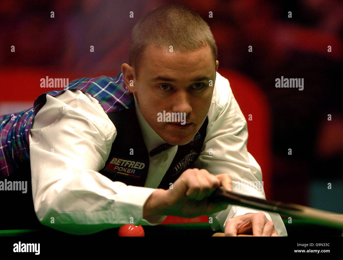 Stephen Hendry en action contre Dave Harold lors des championnats de snooker au Royaume-Uni de Maplin au York Barbican Center, York. Banque D'Images