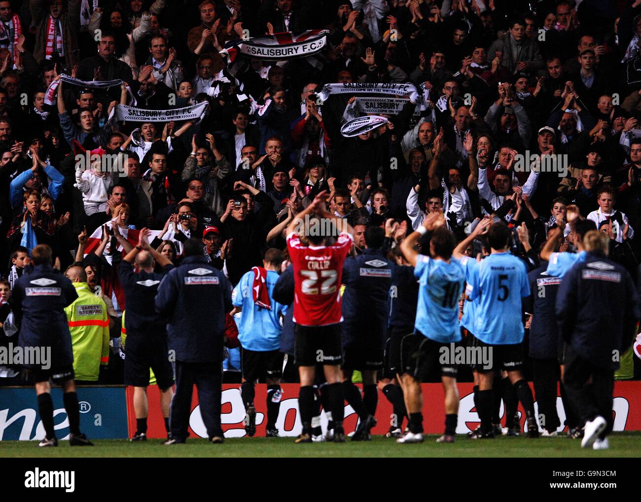 Football - FA Cup - deuxième tour - Replay - Nottingham Forest / Salisbury City Ground.Les joueurs de Salisbury City saluent les fans après le coup de sifflet final Banque D'Images