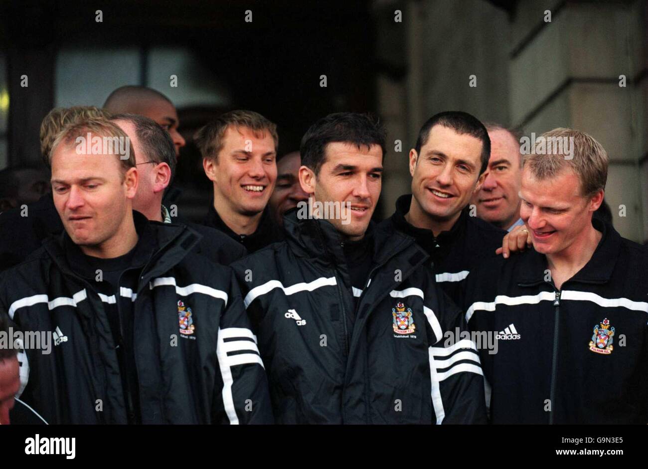 (G-D) le Bjarne Goldbaek de Fulham, Andrejs Stolacers, Karl-Heinz Riedle, John Collins et Simon Morgan célèbrent la victoire du championnat Banque D'Images