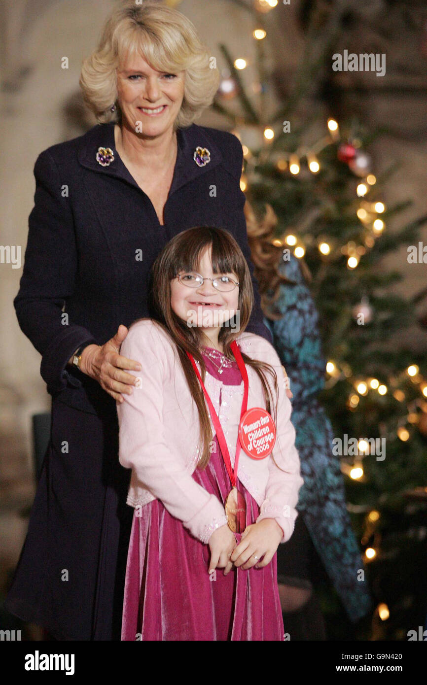 La duchesse de Cornwall remet une médaille à Lucy Porritt, de Rye, West Sussex, lors des prix Woman's Own Children of courage à l'abbaye de Westminster, dans le centre de Londres. Banque D'Images