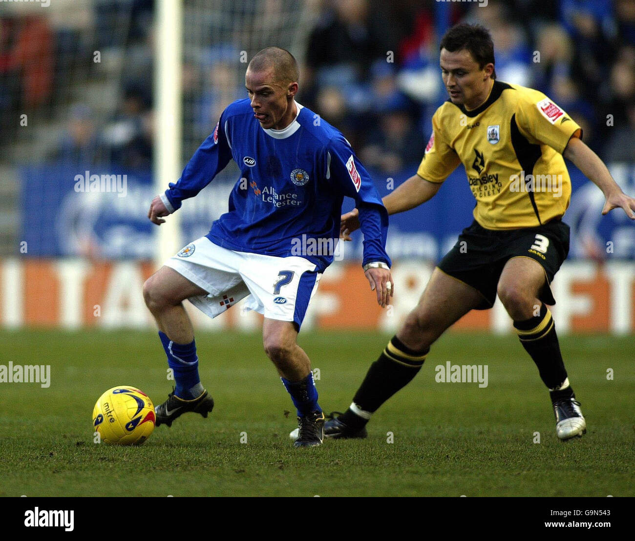 Iain Hulme de Leicester garde le ballon à côté de Paul Heckingbottom de Barnsley lors du match de championnat Coca-Cola au stade Walkers, à Leicester. Banque D'Images