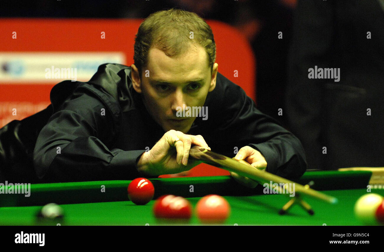 Graeme Dott à la table lors de son match de demi-finale contre Stephen Hendry à la demi-finale des championnats britanniques de Moplin Snooker au York Barbican Center, York. Banque D'Images