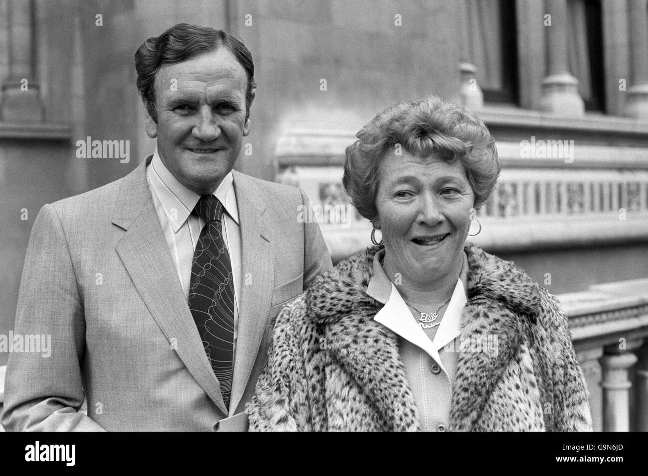 L'ancien directeur de l'Angleterre Don Revie (l) et sa femme Elsie (r) devant la High court de Londres, où il semble s'opposer à l'interdiction de la FA de gérer en Angleterre Banque D'Images